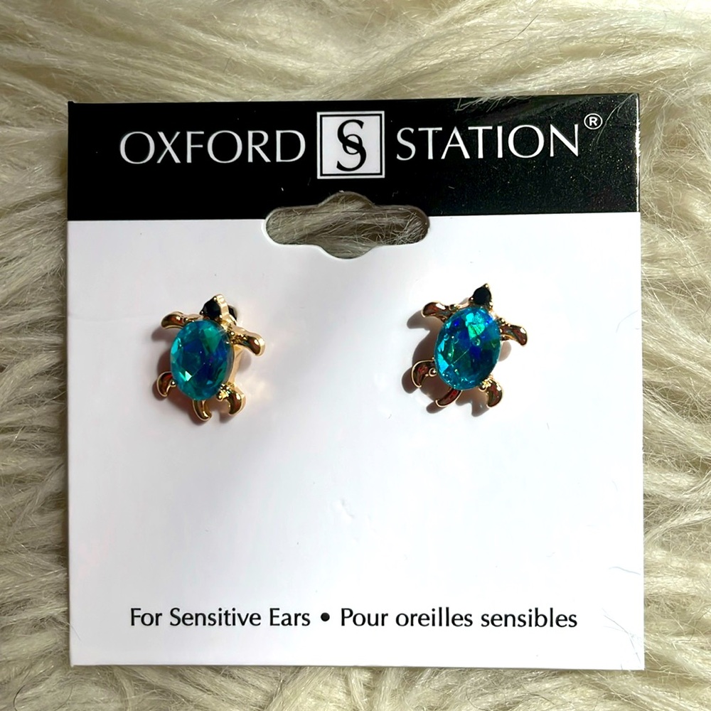 3/$20! NWT Kids turtle stud earrings topaz-like stone